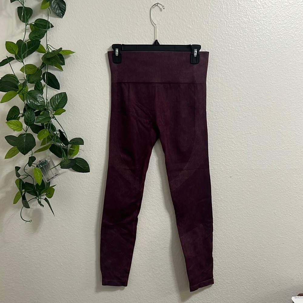 Joylab maroon textured leggings — size M